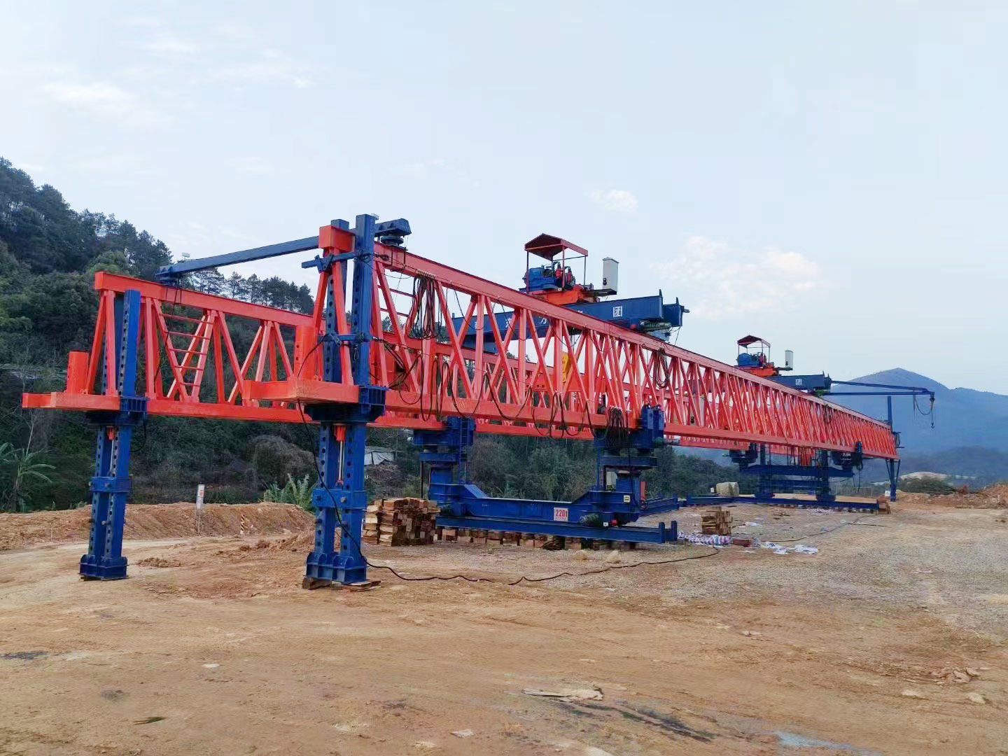 广西钦州中铁二十三局南玉珠高速六标40/220自平衡架桥机安装调试完成