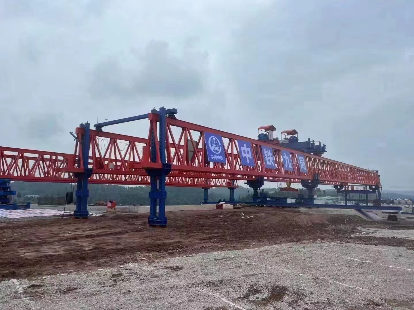 新东方集团40/200吨自平衡架桥机首片梁架设成功