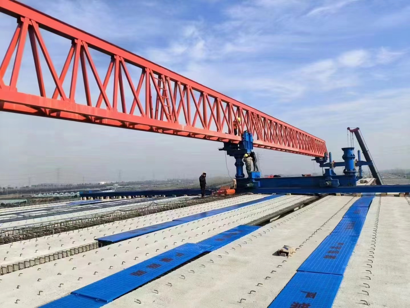 新东方集团40/200吨自平衡架桥机安装调试完毕杭甬高速  余姚段