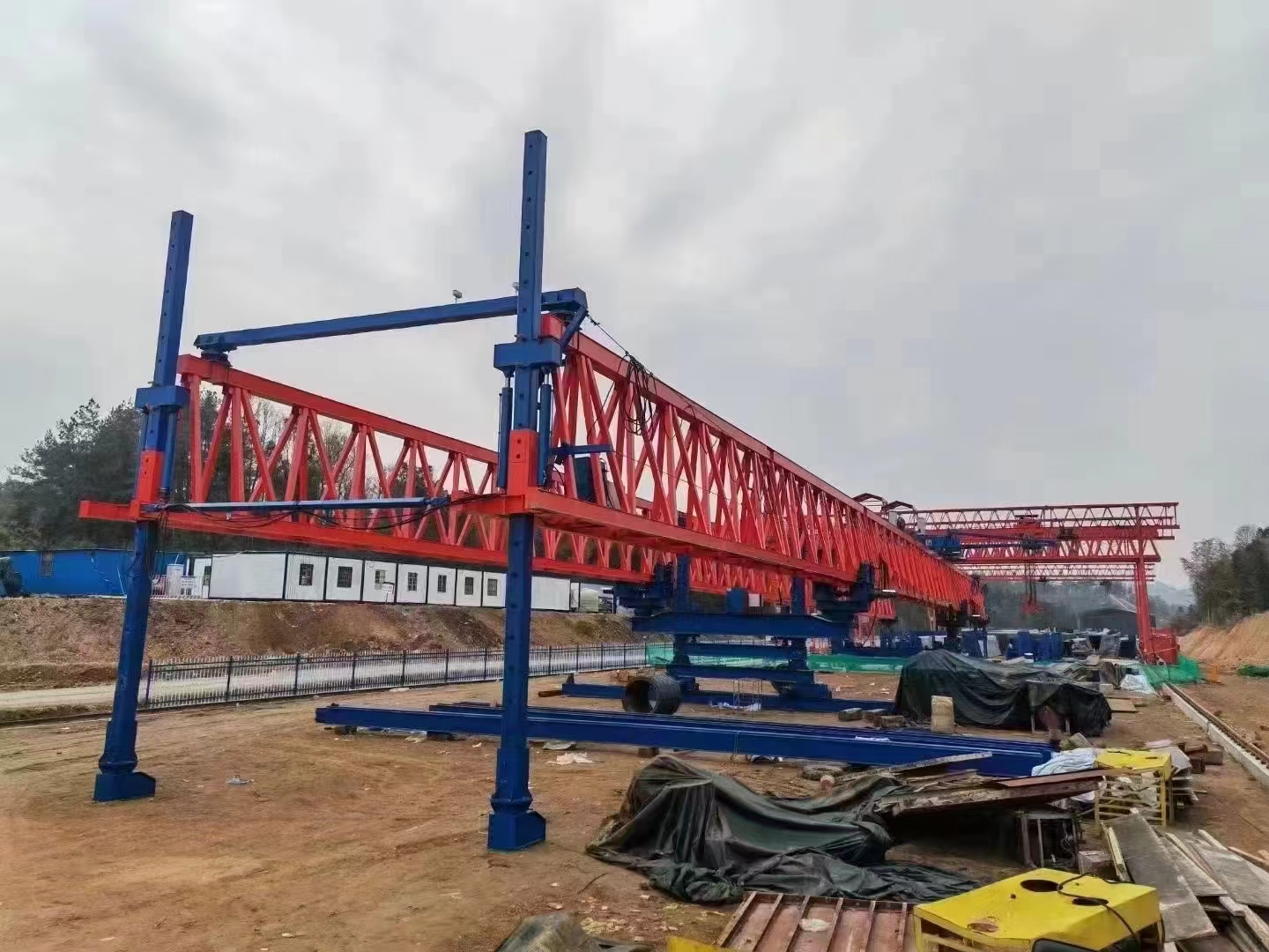 中铁三局集团-雄商高铁站前十标项目部二分部 220吨自平橫架桥机安装调试完成