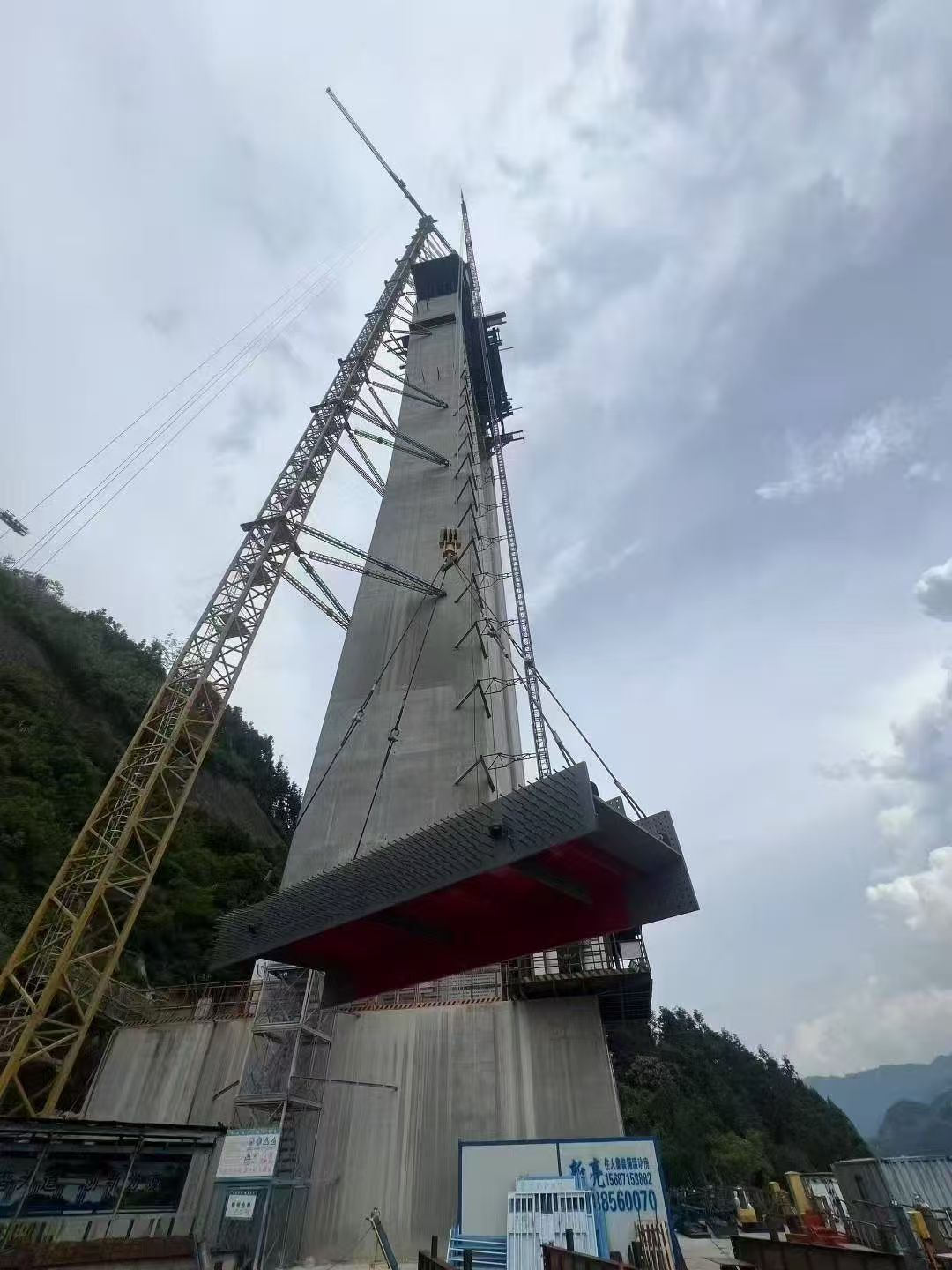 新东方制造桅杆起重机70/15T起升高度桥面下140米，助力天麻高速！