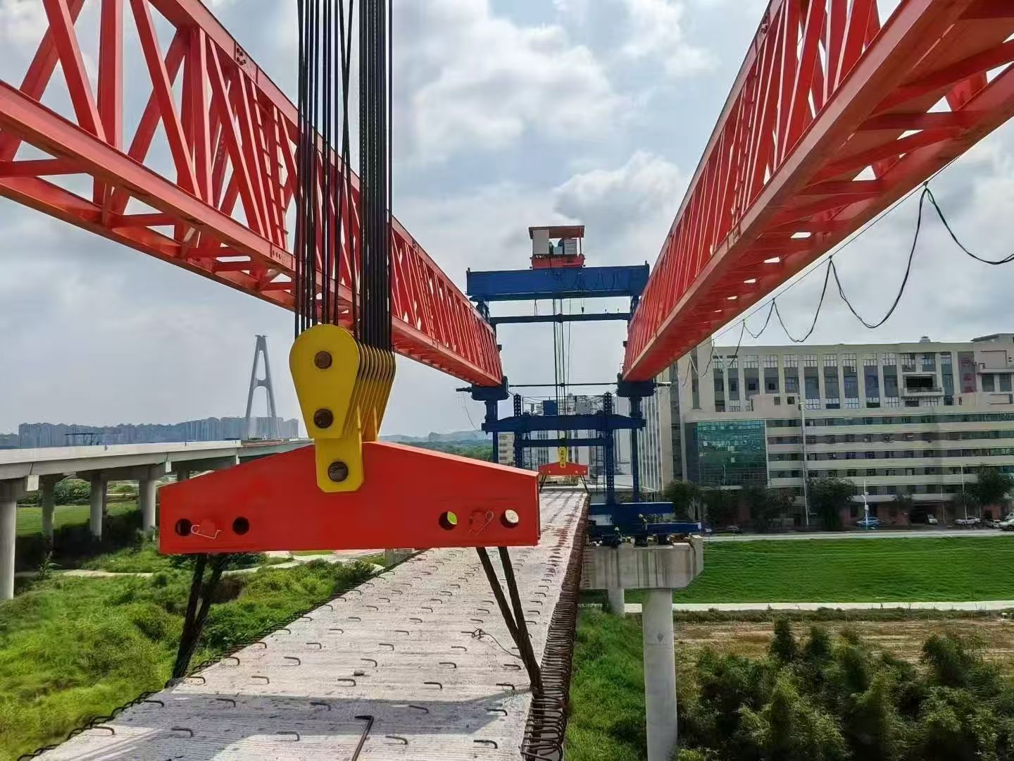 广东佛山，中铁十九局佛山塘西大道南延线四标，新东方起重机集团50/320自平衡架桥机安装调试完成（纵坡—5%可调宽8—13米）