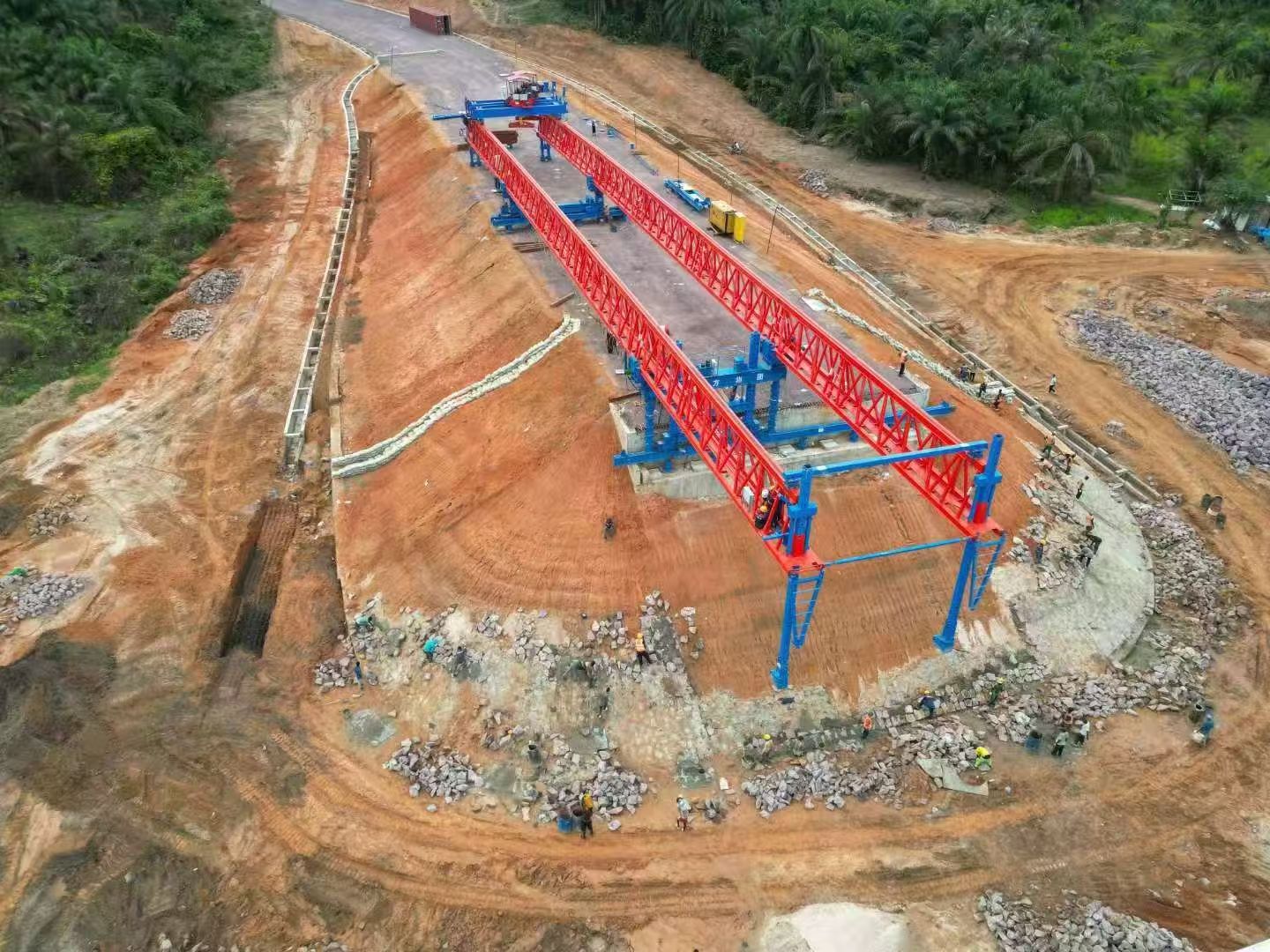 非洲刚果金 ，中铁八局海外公司金沙萨环线公路 新东方起重机集团40/160自平衡架桥机安装调试完成